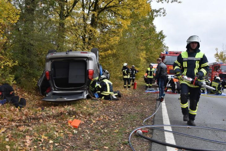 Die Retter bargen die Fahrerin schonend aus ihrem Wagen, der nur noch Schrottwert hat.
