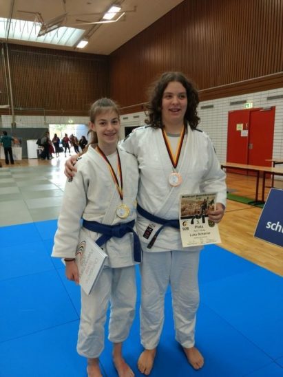 Zweimal Edelmetall für Neuhaus: Julia Schreg (links) gewann in Bamberg im Leichtgewicht, Luka Scharrer (rechts) holte in der Klasse über 78 kg Bronze.