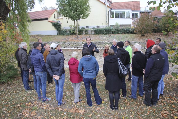 „Ich würde auch gern was am Weiher machen.“ Bürgermeister Heinz Meyer (Mitte) diskutiert mit Ezelsdorfer Bürgern und Gemeinderäten vor dem ausgetrockneten Gewässer.