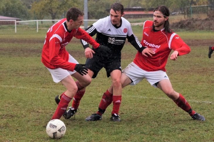 Konstantin Gottschalk (rechts) und Fabian Bauer, der für die Reserve des 1.FC Schnaittach gegen Kellerkind FC Eschenau den wichtigen 1:1-Ausgleich erzielte, gehen mit großem Einsatz in diesen Zweikampf und erobern den Ball.