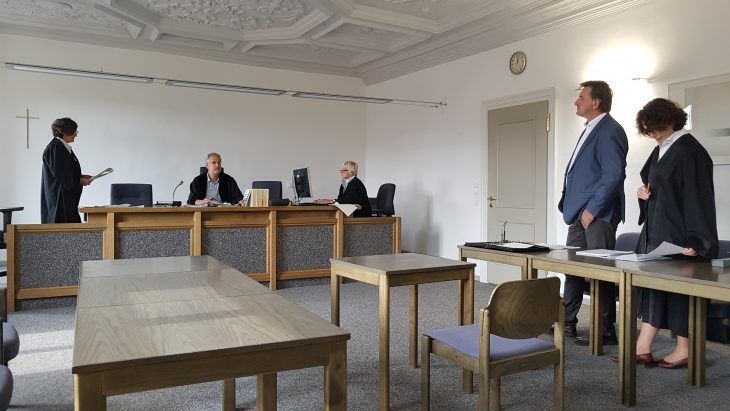 Günther Felßner (rechts, mit seiner Anwältin) vor dem Amtsgericht Hersbruck.