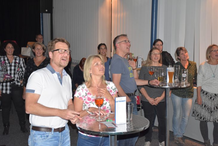 Mitsingen gehörte an diesem Abend im PZ-Kulturraum zum Programm: „Hopp Sing“ lässt Abende mit der Wanderklampfe am Lagerfeuer wieder aufleben.