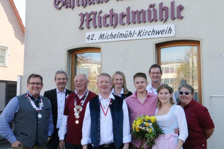 „Vize“ Norbert Winkler, Robert Ilg, Michelmühl-Bürgermeister Manfred Pfann, dritter Bürgermeister Horst Auer, Sonja Weid, Hans Arnold, Horst Wolf, Katharina Amann und Heidi Zeschky (v. links) vor der Michelmühle.