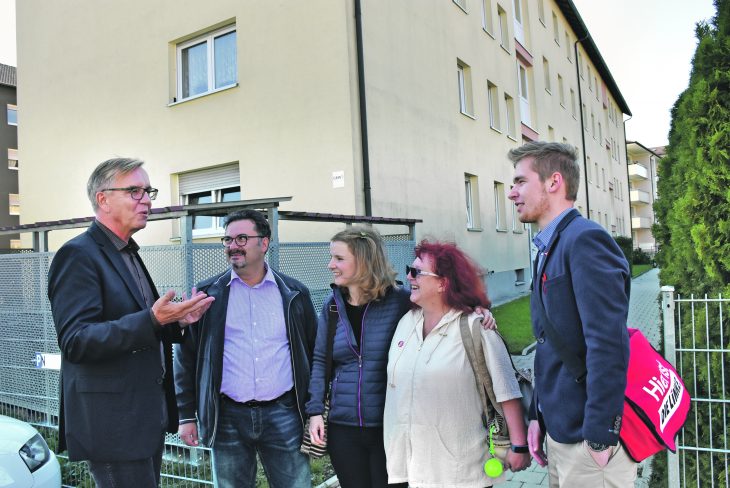 Der Linken-Fraktionschef im Bundestag, Dietmar Bartsch, zu Besuch bei den Kandidaten für die Landtags- und Bezirks­tagswahl René Wiedmann, Katrin Flach Gomez, Evelyn Schötz. Rechts Kreissprecher David Filgertshofer.