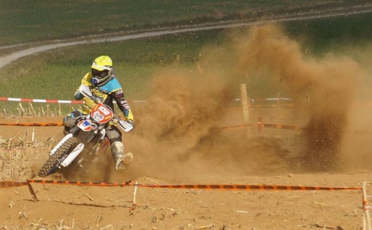 Michi Röhrl peitscht die 450er-Sherco-Viertakt-Rennmaschine in rasanter Geschwindigkeit souverän durch zehn Sonderprüfungen.