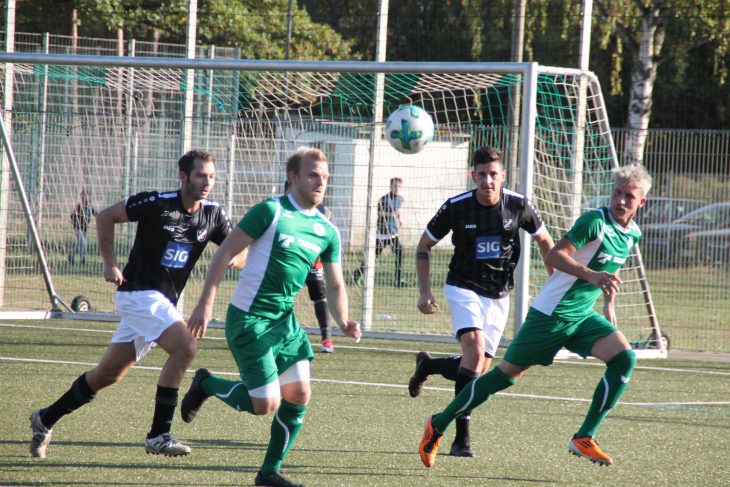 Der Sieg im Derby-Klassiker zwischen SK Lauf und FC Hersbruck ging an die Gäste aus Hersbruck. Das Bild zeigt die Laufer Marc Schober (li.) und Daniel Schmidt (in Grün) gegen die Hersbrucker Akteure Andreas Schimpfhauser (li.) und Ralf Maas.
