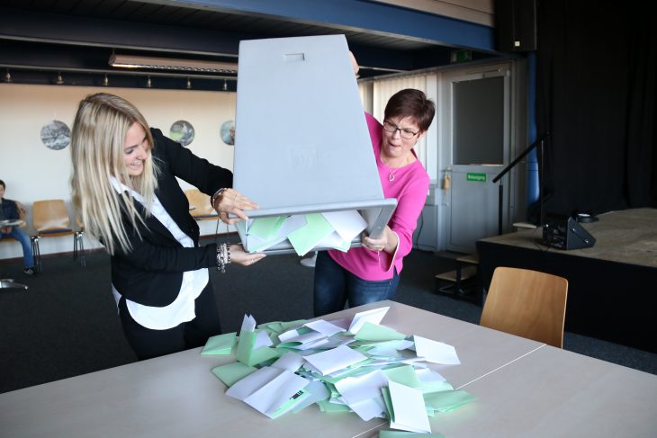 Anne Gumann (links), Auszubildende im Service-Center der PZ, und Renate Siebert, PZ-Mitarbeiterin, beim Urnensturz im PZ-Kulturraum.