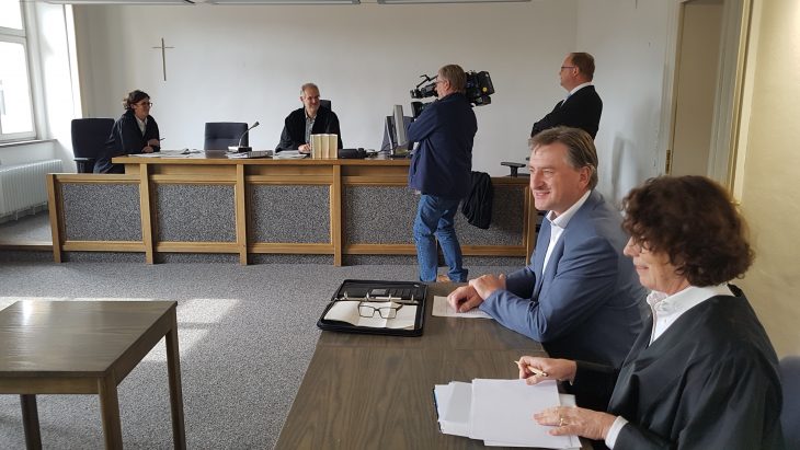 Günther Felßner vor der Urteilsverkündung im Amtsgericht Hersbruck, daneben Verteidigerin Viktoria van Kempen.