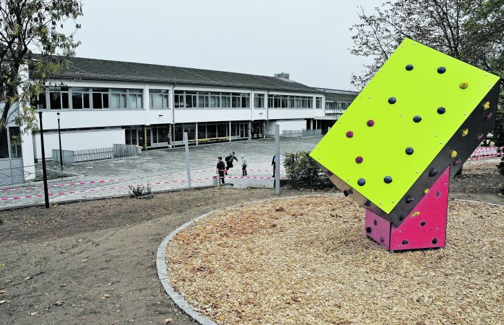 Auch der östliche Pausenhof (Richtung Kunigundenstraße) der Kunigundenschule wurde neu gestaltet. In den frisch angelegten Grünanlagen, die jetzt auf Regen warten, findet sich auch dieser „Kletterfelsen“ für die Kinder.