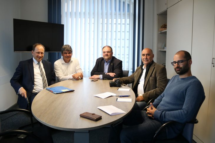 Alexander Graf Lambsdorff, FDP-Landtagskandidat Andreas Neuner und FDP-Bezirkstagskandidat Markus Lüling im Gespräch mit den PZ-Redakteuren Clemens Fischer und Andreas Kirchmayer (v.l.).