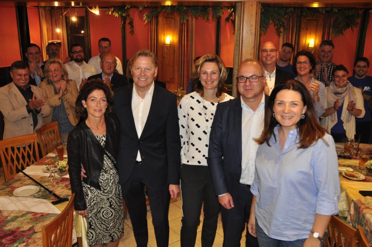 Die CSU feiert den Wahlabend im Wollnersaal in Heuchling, links vorne Norbert Dünkel und seine Frau Ellen.