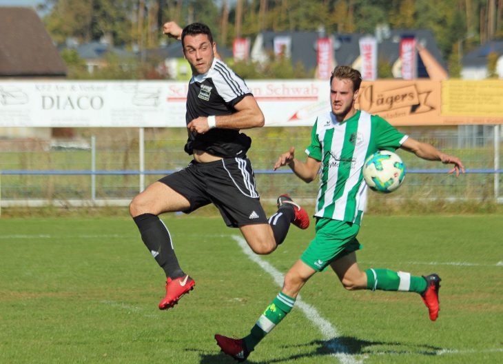 Spannende Szene mit den Akteuren Tommaso Barone vom TSV Winkelhaid (links) und dem Philipp Krieger aus Rummelsberg (rechts).