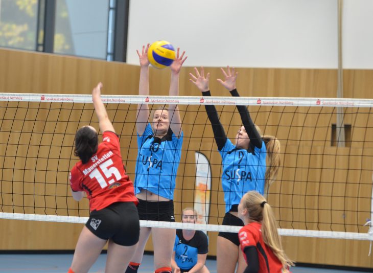 Ziel muss es für die Altdorferinnen um Senta Fößel (l.) und Alina Krugmann (r.) sein, den Münchnerinnen das Altdorfer Spiel aufzuzwingen, so wie hier im fünften Satz gegen Mauerstetten.