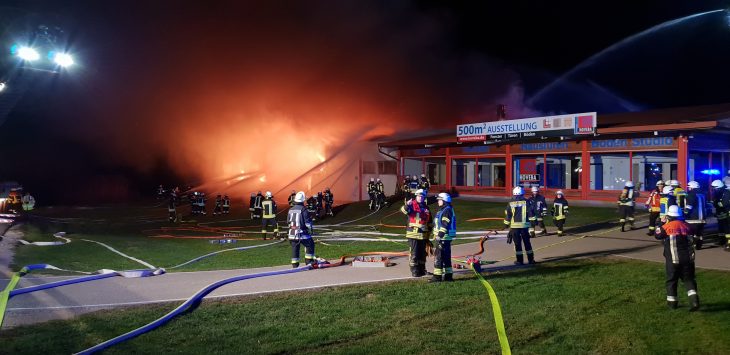 Der hintere Teil der Weigendorfer Firma – Montage- und Lagerhalle – brannte aus.