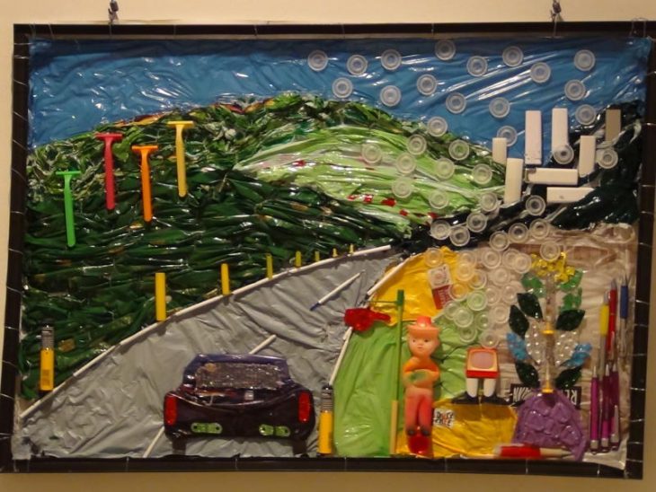 Kunst aus Recyclingmaterial zeigt Dieter Serfas’ Bild „An der Autobahn“.