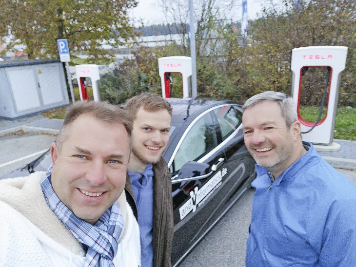 Drei passionierte Elektro-Auto-Fahrer beim Weltrekordversuch an der Schnellladestation mit dem Tesla Model S 100 D: (v.l.) Andreas Haehnel, Andreas Neumann und Andreas Rieger.