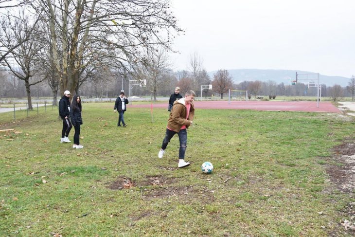 Diese Jugendlichen testen schon mal den neuen Standort des Fußballkäfigs.