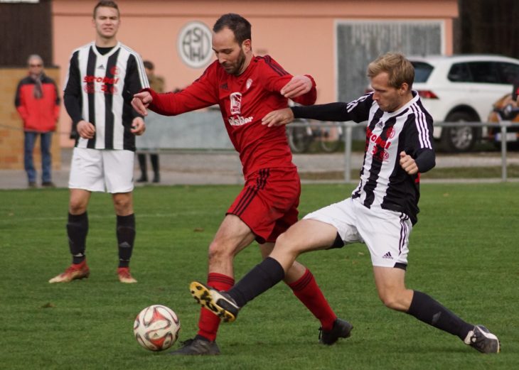 Der SC Eckenhaid - in dieser Szene nimmt  Matthias Mennssen mit einem fairen Tackling Gerald Schreiner den Ball vom Fuß - ließ sich im Eckentaler Derby vom ASV Herpersdorf den Schneid abkaufen und ist nach der 0:2-Niederlage fürs Erste die Tabellenführung los.