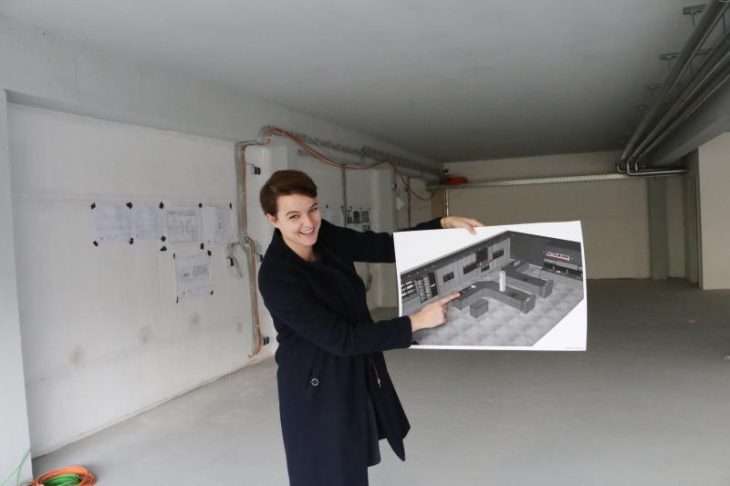 Verena Kern, Communication Manager Fackelmann Brands, steht dort, wo bis April die Koch- und Backschule im ersten Stock der Fackelmann-Welt in Altensittenbach entstehen soll.