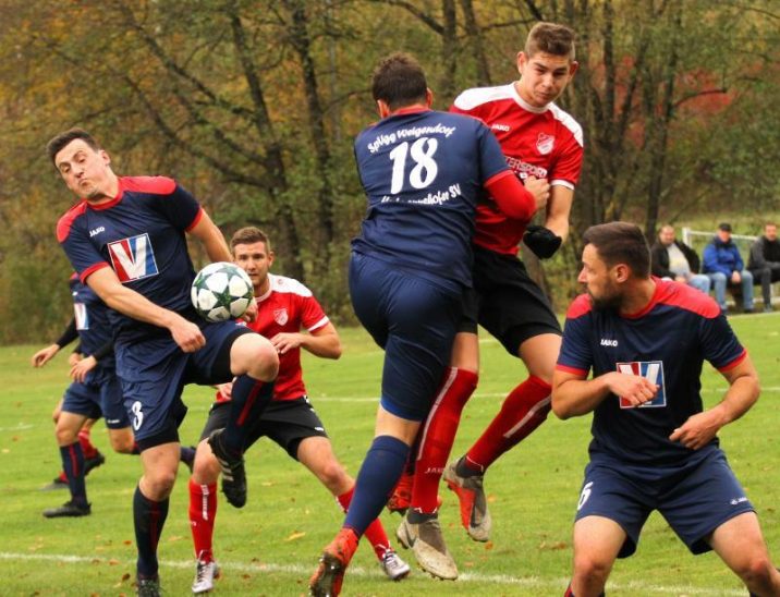 Mit vereinten Kräften entschärfen Christian Strobl (am Ball), Philipp Zagel (18) und Tobias Meyer (rechts) von der SpVgg Weigendorf/Hartmannshof eine Eckballchance des FSV Weißenbrunn.