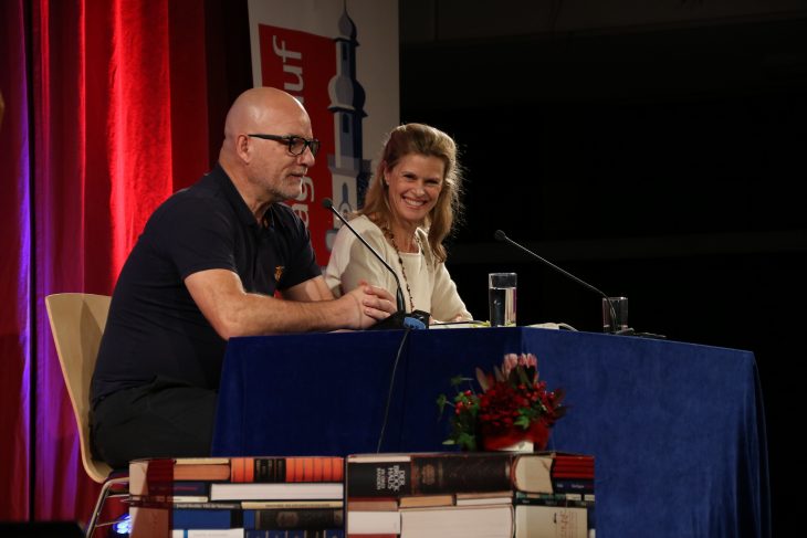 Spannung bei den Literaturtagen: Der Autor Lucas Grimm las in der Aula der Bertleinschule zusammen mit der Schauspielerin Leslie Malton aus seinem Roman „In den Tod“.