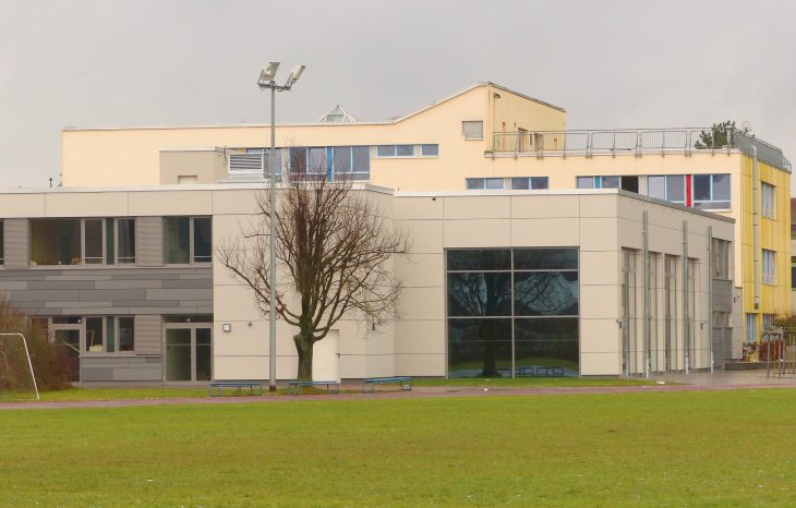 Es war klar, dass das Kinderkompetenzzentrum (im Vordergrund) aufgestockt werden soll, aber wie hoch, ist bisher noch offen.