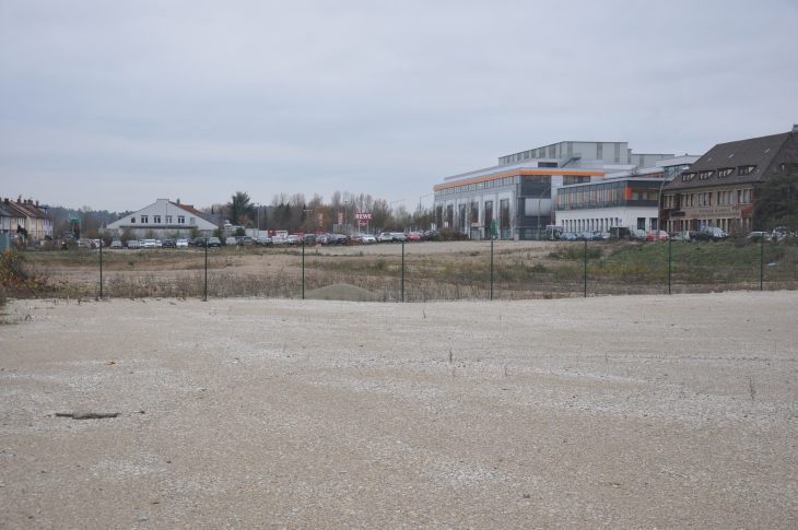 Auf dem ehemaligen Döbrich&Heckel-Areal an der Nürnberger Straße plant Emuge (rechts im Bild Alt- und Neubau des Unternehmens) eine weitere Produktionshalle. Ein Verbindungsgang oberhalb der Nürnberger Straße soll die beiden Gebäudekomplexe verbinden.
