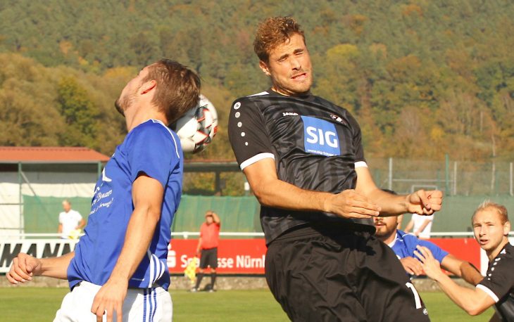 Tobias Ascher (rechts) leitete mit dem Führungstreffer in der 22. Minute den schwer erkämpften Erfolg des FC Hersbruck gegen den Hinterbänkler ASV Fürth ein.