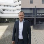 Im Laufer Landratsamt (links) sitzt Armin Kroder seit 2008 auf dem Chefsessel, nun bekommt er auch ein Büro im Ansbacher Bezirksrathaus (rechts).
