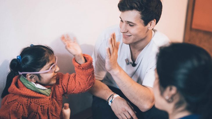 Sänger Wincent Weiss gehört zu den Unterstützern der deutschen KinderAugenKrebsStiftung (KAKS), für die das Unternehmen Thomas Sabo 200. 000 Euro spenden wird.