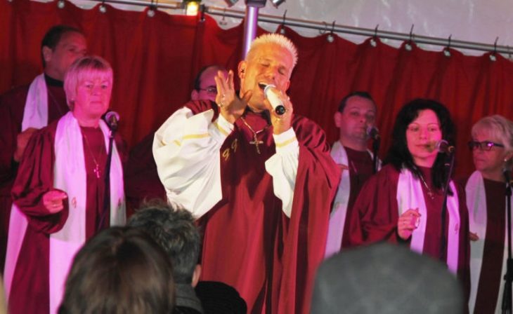 Oliver Schott feat. Golden Gospel Choir singt am Eröffnungsabend des Hersbrucker Weihnachtsmarkts.