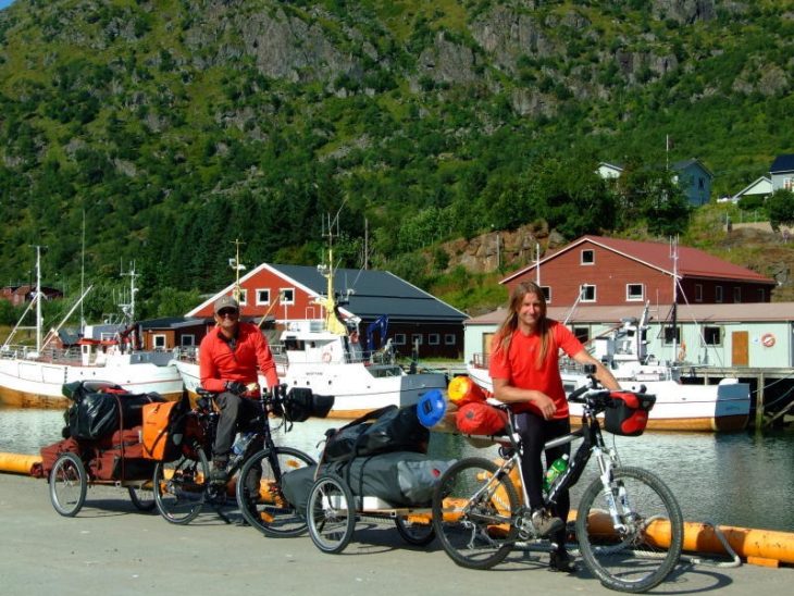 Walter Költsch (vorne) mit seinen liebsten Fortbewegungsmitteln: Fahrrad und Klappboot (im Anhänger), hier auf den Lofoten in Norwegen.