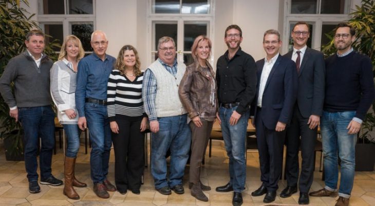 Sie bilden die Vorstandschaft des Wirtschaftsforums (v. links) Harald Rösel, Claudia Häffner, Bernhard Schwarz, Ursula Pfeiffer, Jürgen Wild, Carola Hoffmann, Kai Schmidt, Bürgermeister Robert Ilg, Martin Müller und Michael Schmitt.