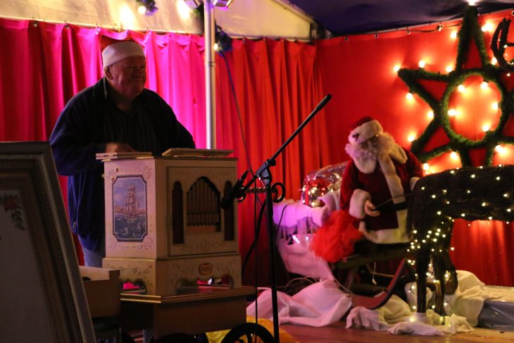 Thomas Rühl spielte am Hersbrucker Weihnachtsmarkt an seiner Drehorgel.