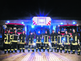 Statt zu Hause oder auf einer Party auf das neue Jahr anzustoßen, standen Feuerwehrmänner wie diese auch in diesem Jahr wieder für den Notfall bereit.