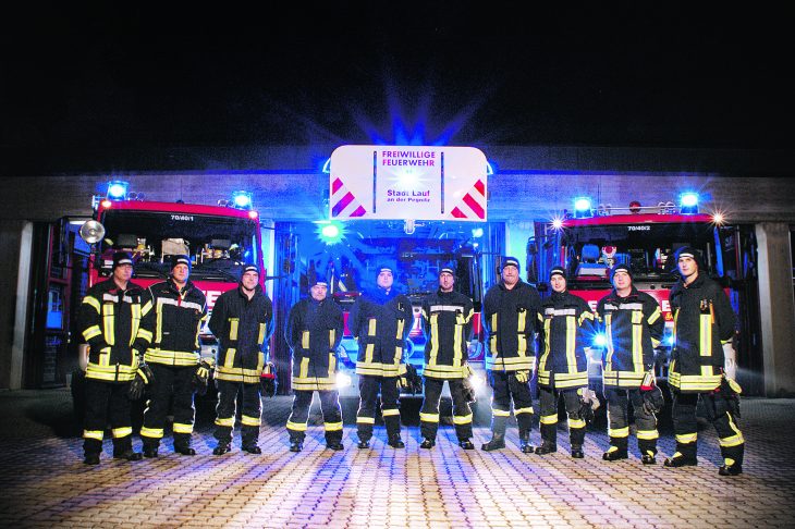 Statt zu Hause oder auf einer Party auf das neue Jahr anzustoßen, standen Feuerwehrmänner wie diese auch in diesem Jahr wieder für den Notfall bereit.