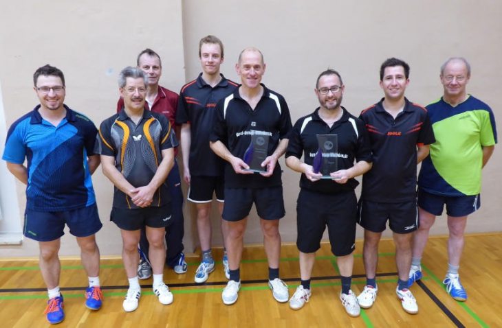 Die Sieger und Platzierten des diesjährigen Heinz-Hartmann-Gedächtnisturniers, Hermann Leikauf und Bernd Wahler (Bildmitte mit Pokal), zusammen mit den Vierten Alexander Ertl und Frank Sucker, den Finalisten Herbert Wendler und Christian Greisinger sowie den Drittplatzierten Paul Vogt und Gerd Ritter (v. links).