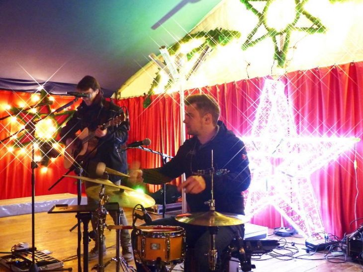 Das Duo Acoustify spielte am Hersbrucker Weihnachtsmarkt.