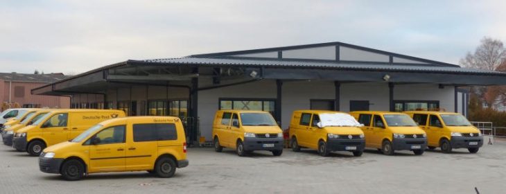 Die gelben Postautos „umlagern“ das moderne Gebäude auf dem einstigen Baywa-Gelände.