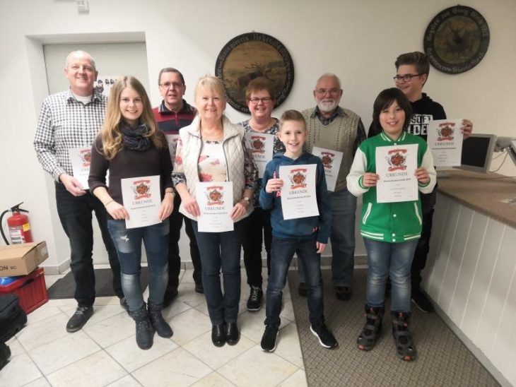 Die frisch gekürten Vereinsmeister des SV 1610 Hohenstadt (von links): Markus Höfler, Lisa Ertel, Georg Seybold, Anneliese Sambach, Ute Bauer, Tim Deierl, Ernst Müller, Ben Bauer und Sebastian Höfler.