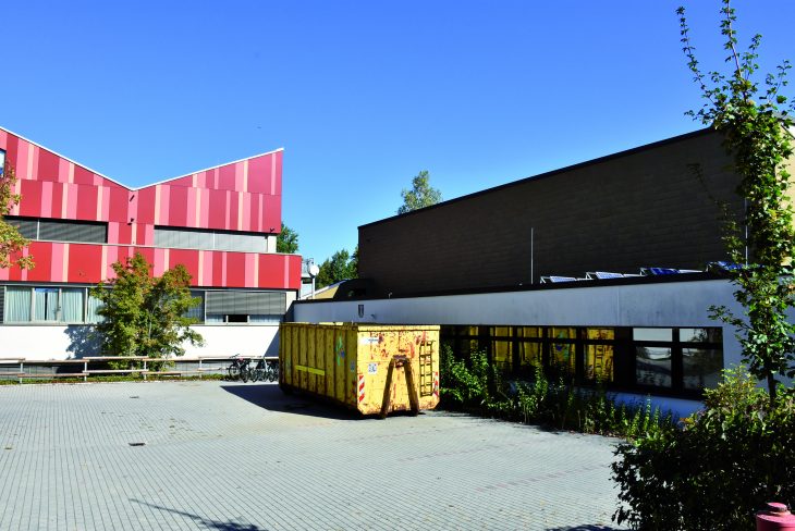 Die sanierte Mittelschule und die alte Turnhalle: 2020 gehört dieser Anblick der Vergangenheit an. Die Arbeiten laufen bereits. 4,9 Millionen Euro kostet die Ertüchtigung des in die Jahre gekommenen Hallenbaus.