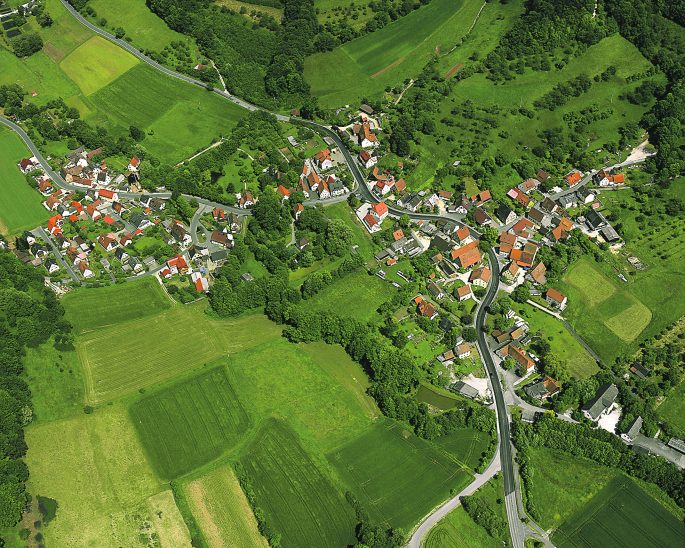 Diepoltsdorf im Oberland aus der Vogelperspektive. Von unten kommt die Straße aus Richtung Simmelsdorf ins Bild, links oben geht es ins Naifertal nach St. Helena, in der Mitte oben ins Achteltal nach Ittling.
