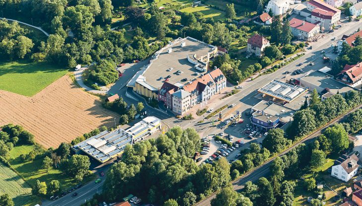 Im August 2017 hat der Laufer EWS-Markt (in der Bildmitte) Insolvenz angemeldet. 2019 will Edeka hier einen neuen Verbrauchermarkt eröffnen.
