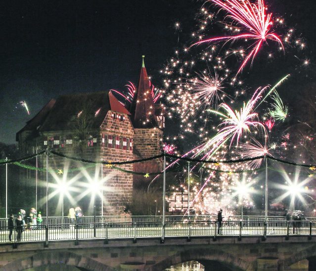 Dieses schöne Foto entstand an Silvester 2017. Der Blick geht über die Wasserbrücke auf die Laufer Kaiserburg.