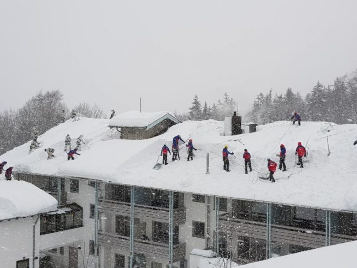Das Dach dieser Rehaklinik befreite die Bergwacht vom Schnee.