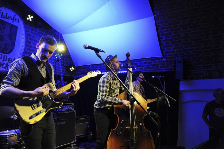 Smokestack Lightnin‘ nahmen unter anderem schon mit Bela B von den Ärzten auf. Live sind sie definitiv einen Besuch wert. Florian Kenner, der neue Gitarrist, ist links auf der Bühne zu sehen, rechts der altbewährte Axel Brückner.