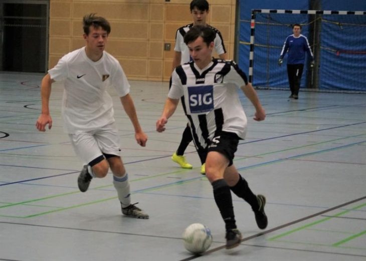 Valentin Feldmeier (rechts) ist zwar in dieser Szene im Vorwärtsgang, doch die A-Junioren des 1. FC Hersbruck verpassten durch ein unnötiges 0:2 gegen die SG Forth das greifbar nahe Halbfinale.