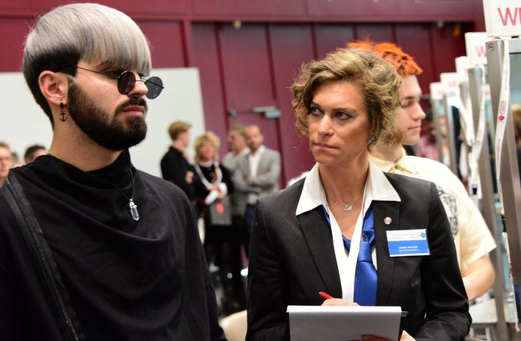 Friseurmeisterin Sonja Fischer aus Diepersdorf bewertet bei der Fachmesse Haare im Herbst 2018 das Können junger Nachwuchstalente.