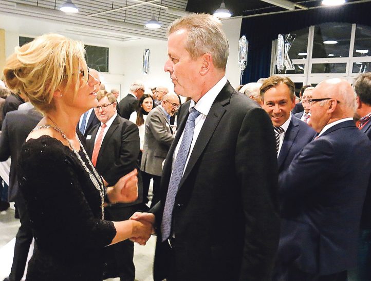 Bürgermeisterin Ilse Dölle begrüßt den Ehrengast des Abends, den Oberbürgermeister der Stadt Nürnberg, Ulrich Maly in der Georg-Hänfling-Halle.
