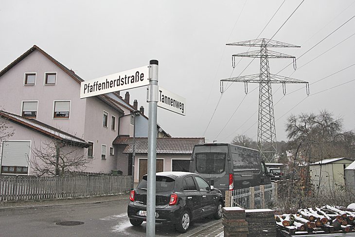 Die Pfaffenherdsiedlung in Ezelsdorf: Hier verläuft die Starkstromtrasse mitten durchs Wohngebiet. Bei einer Aufrüstung auf 380 Kilovolt, das fordert die BI „Ezelsdorf unter Strom“, müssen die Leitungen aus dem Ort heraus.  Foto: Blinten